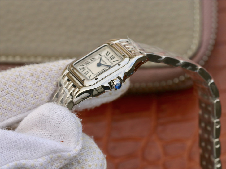 卡地亞Panthère de Cartier獵豹腕錶所秉承的美學風格 。瑞士石英 精鋼錶帶 女士腕錶￥3580-高仿卡地亞