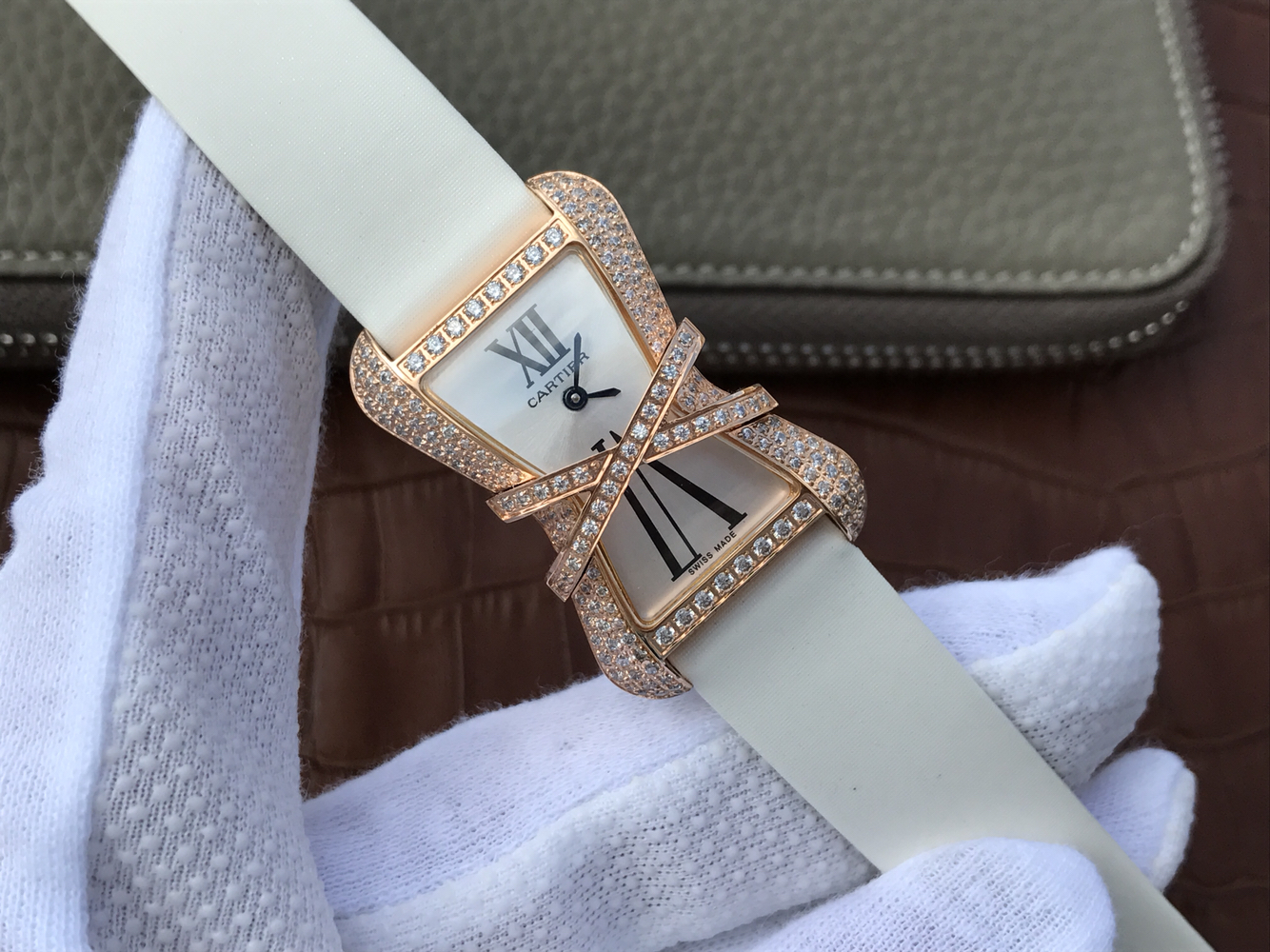 卡地亞CARTIER LIBRE繫列WJ306014女士腕錶弧度與圓形的設計是焦點￥3980-高仿卡地亞