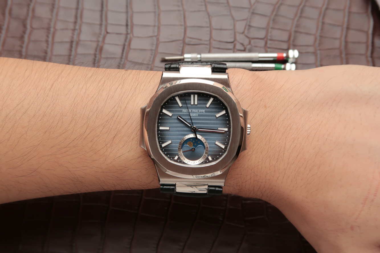 復刻百達翡麗運動繫列鸚鵡螺月相腕錶，40.5毫米直徑￥4580-高仿百達翡麗